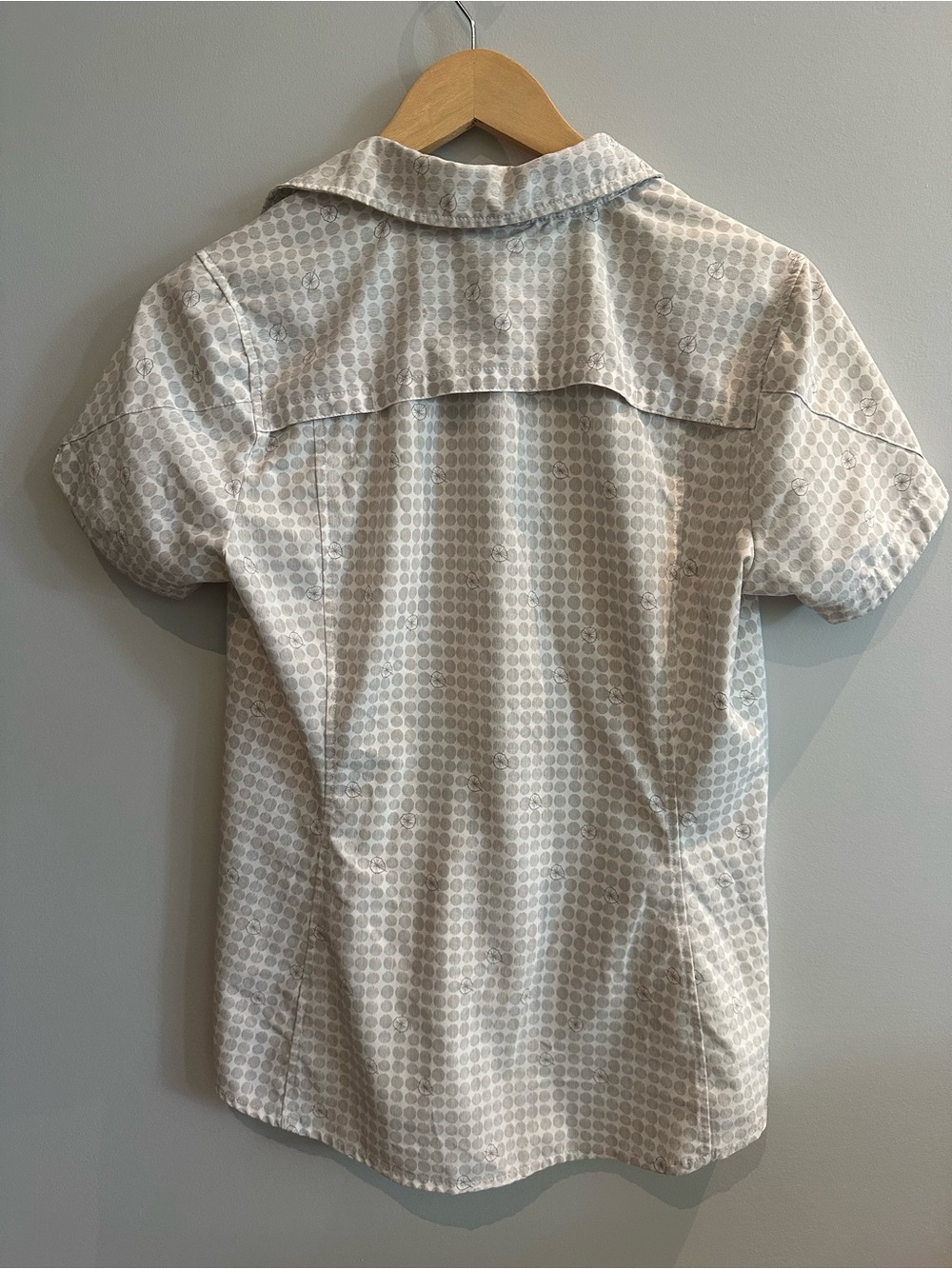 The North Face women’s light gray short-sleeve button-up shirt - Picture 2 of 11